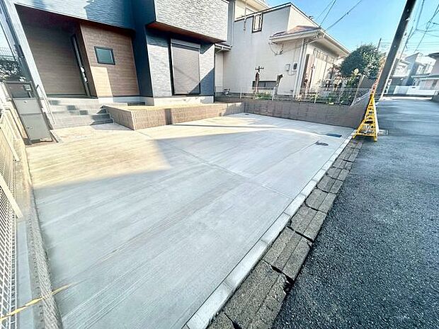 【駐車場】ファミリーカーも悠々駐車できるスペースです。お車好きにはたまらないですね！