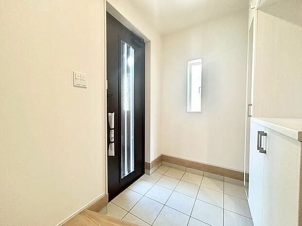 【玄関】明るく開放的な玄関です。収納も豊富なので、靴が多くてもスッキリ収納できます！