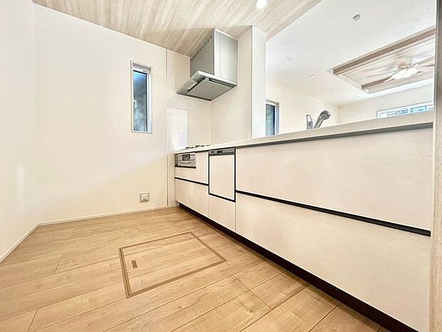 【キッチン】家族の会話が弾む対面キッチン。使いやすい動線で毎日の料理が楽しくなる空間です！