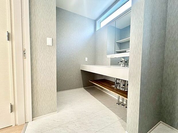 【洗面台】清潔感のある快適空間です。毎日の身支度も気持ち良くお使い頂けます。