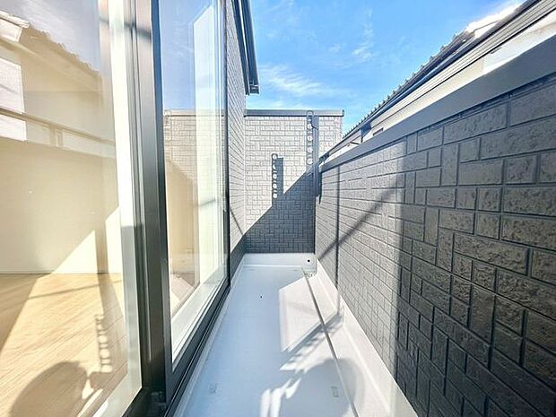【バルコニー】暖かい陽ざしが差込むバルコニー。晴れた日には洗濯物が良く乾きます！