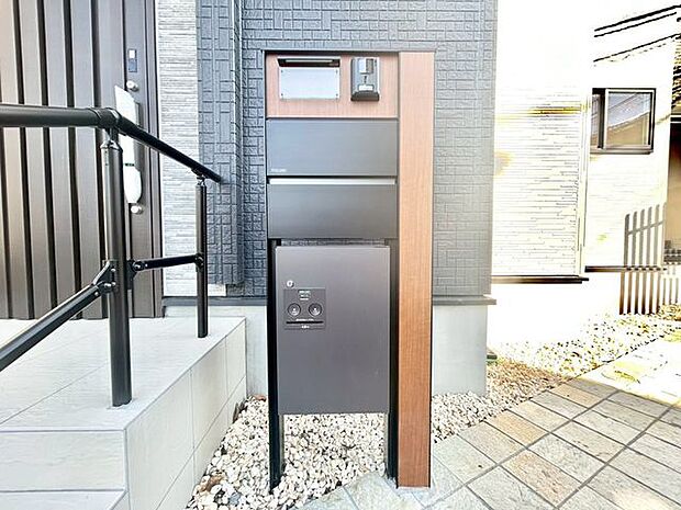 【宅配ボックス】不在時の受け取りが便利で玄関を開けて対応する必要が無いので防犯にも役立ちます。