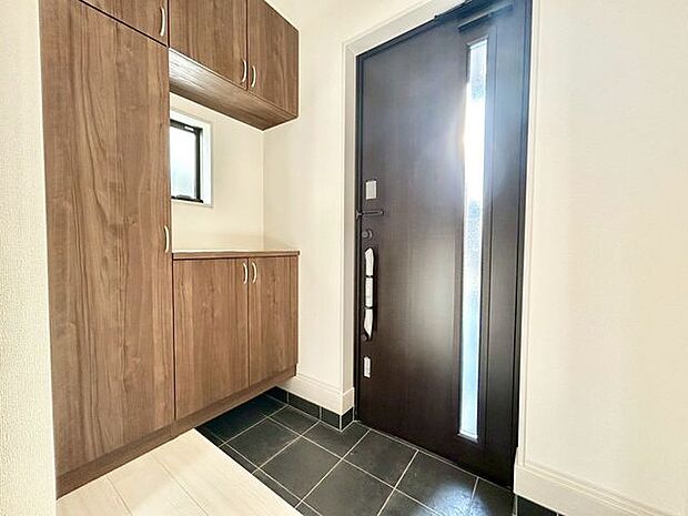 【玄関】明るく開放的な玄関です。収納も豊富なので、靴が多くてもスッキリ収納できます！