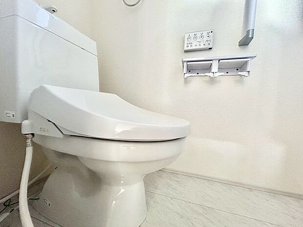 【トイレ】トイレは1階と2階それぞれに配置されていてとても便利です！