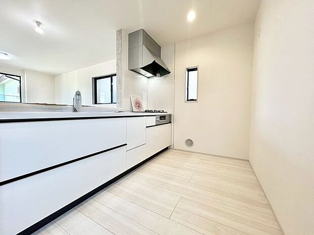 【キッチン】家族の会話が弾む対面キッチン。使いやすい動線で毎日の料理が楽しくなる空間です!