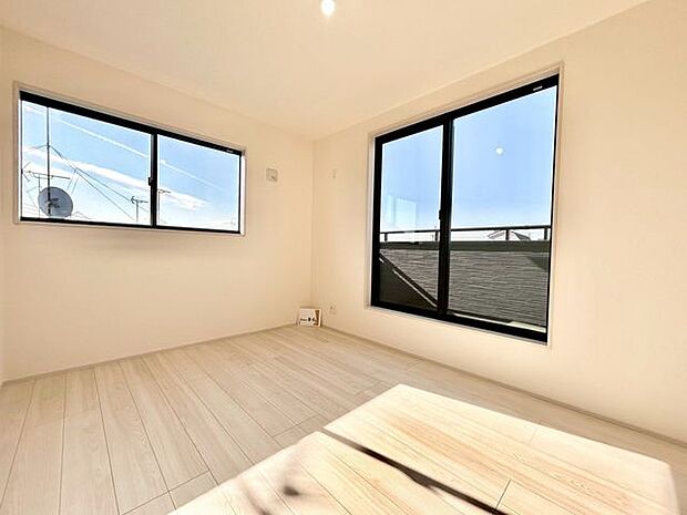 【洋室】明るく広々としたベッドルームは、一日の始まりと終わりを快適に過ごせます!