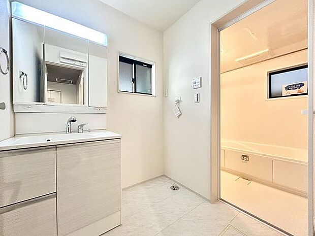 【洗面台】収納たっぷりの洗面台で、朝の支度もスムーズに!