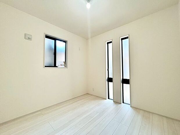 【洋室】全居室に収納を完備しておりますので、自分好みのお部屋にカスタマイズ可能です!