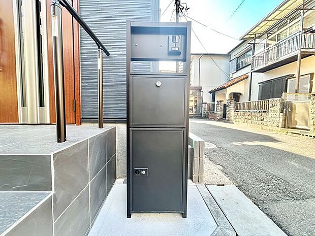 【宅配ボックス】留守中でも宅配便などの荷物が受け取れるため、共働き世帯などに嬉しい設備です!