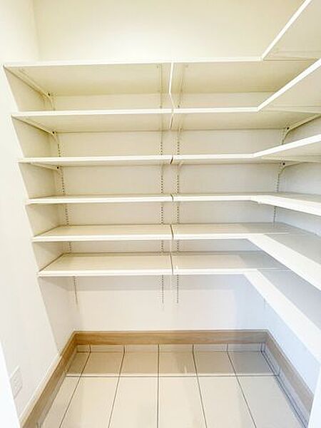 【シューズインクローク】アウトドア用品やゴルフバック、お子様の遊び道具等もそのまま収納可能です！