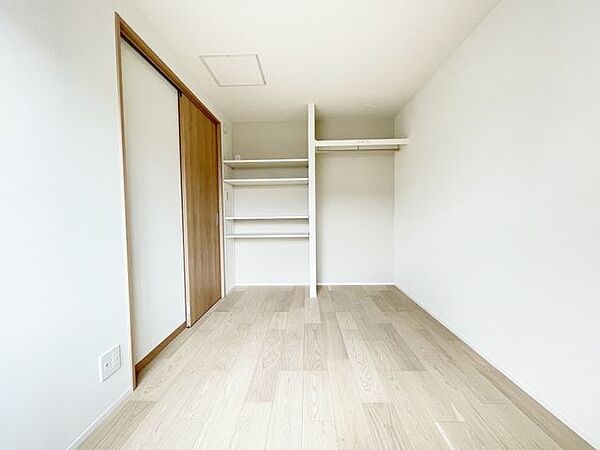 【洋室】収納スペースたっぷりの洋室で、お子様用としてもピッタリのお部屋です！