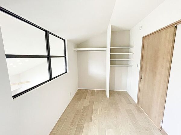 【洋室】全居室に収納を完備しておりますので、自分好みのお部屋にカスタマイズ可能です！