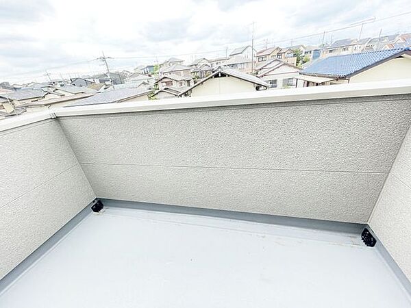 【バルコニー】暖かい陽ざしが差込むバルコニー。晴れた日には洗濯物が良く乾きます！
