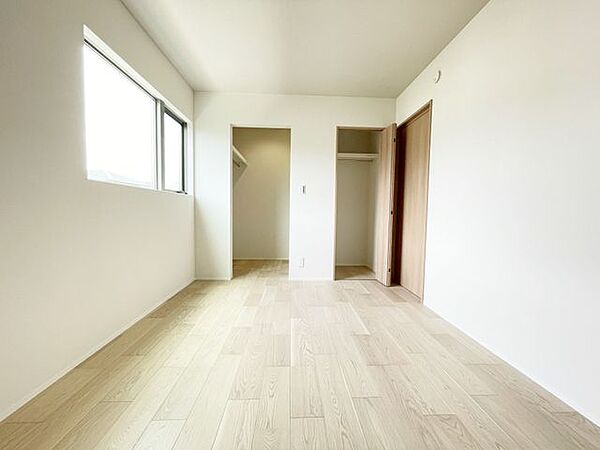 【洋室】明るく広々としたベッドルームは、一日の始まりと終わりを快適に過ごせます！