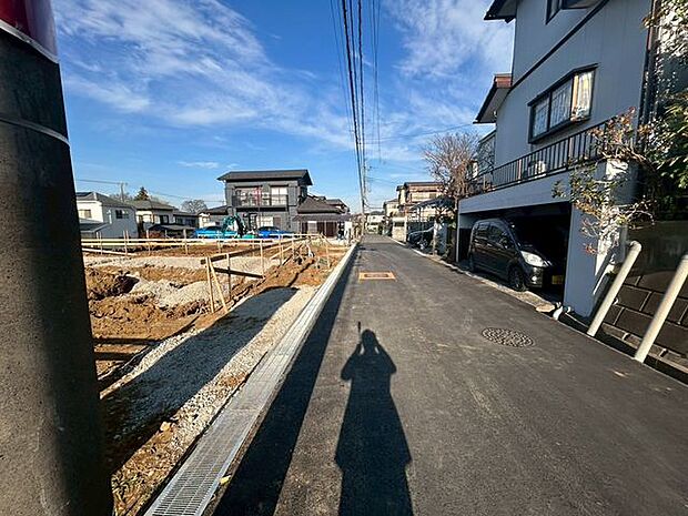 【外観】前面道路が広く、お車の出し入れも楽々です♪