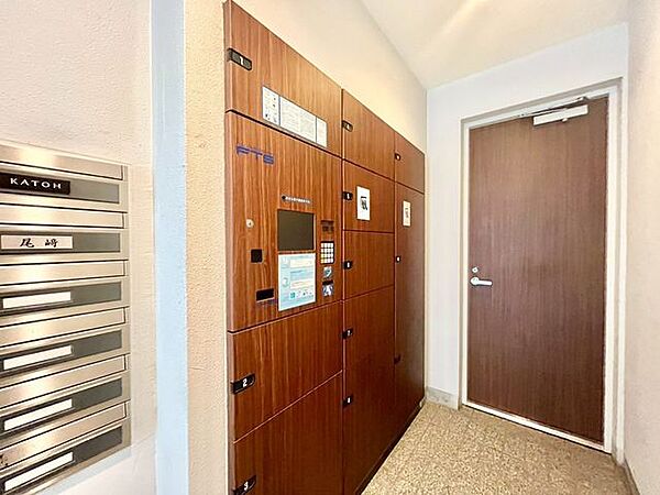 【宅配ボックス】留守中でも宅配便などの荷物が受け取れるため、共働き世帯などに嬉しい設備です！