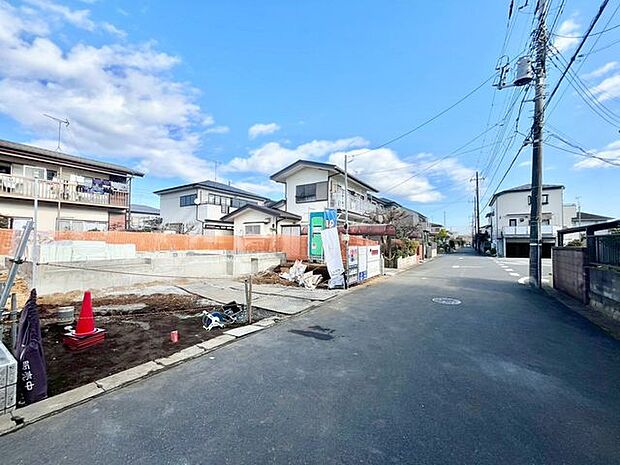 【外観】前面道路の幅員が広く、開放感のある立地です。