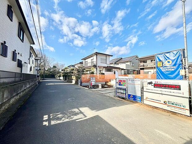 【外観】前面道路の幅員が広く、開放感のある立地です。