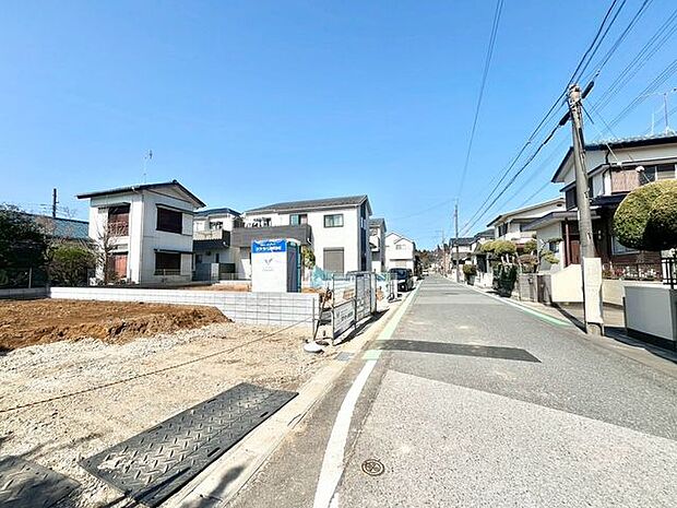 前面道路の幅が広く、お車も楽々駐車可能です♪