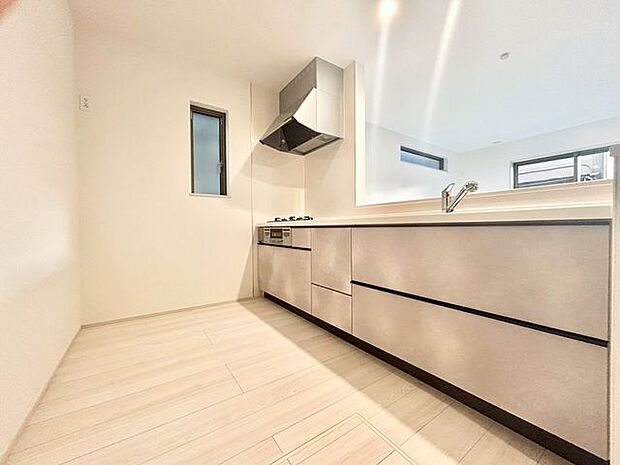 【キッチン】家族の会話が弾む対面キッチン。使いやすい動線で毎日の料理が楽しくなる空間です!