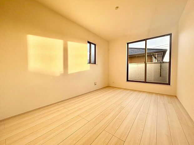 【洋室】明るく広々としたベッドルームは、一日の始まりと終わりを快適に過ごせます!