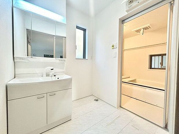 【洗面台】収納たっぷりの洗面台で、朝の支度もスムーズに!