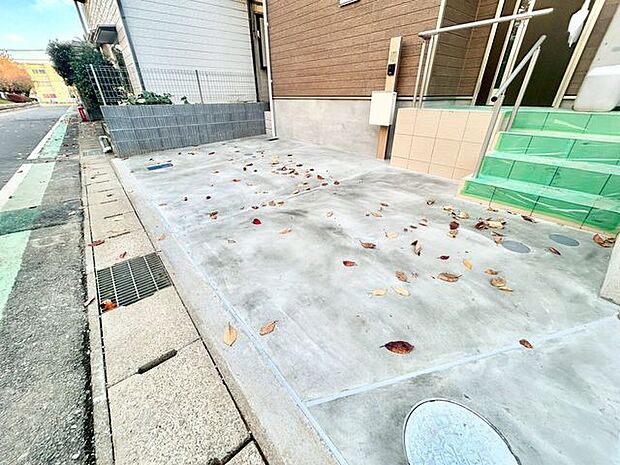 【駐車場】ファミリーカーも悠々駐車できるスペースです。お車好きにはたまらないですね!