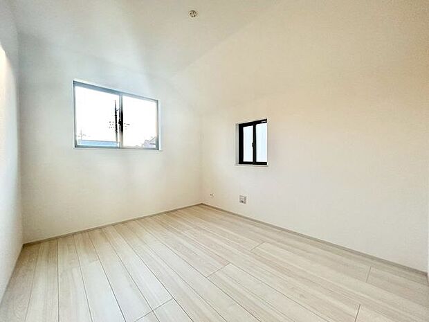 【洋室】全居室に収納を完備しておりますので、自分好みのお部屋にカスタマイズ可能です!