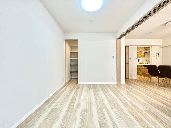 【洋室】収納スペースたっぷりの洋室で、お子様用としてもピッタリのお部屋です！
