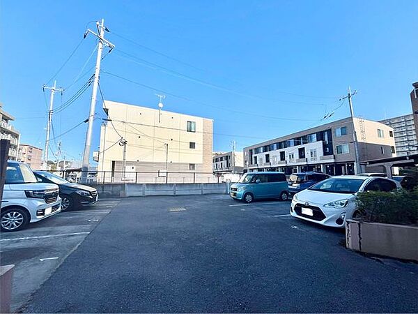 【駐車場】ファミリーカーも悠々駐車できるスペースです。お車好きにはたまらないですね！