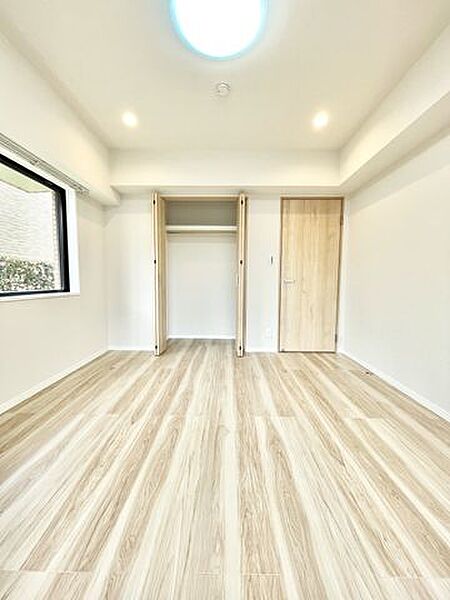 【洋室】全居室に収納を完備しておりますので、自分好みのお部屋にカスタマイズ可能です！