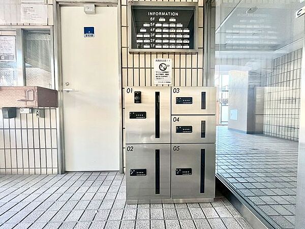 【宅配ボックス】留守中でも宅配便などの荷物が受け取れるため、共働き世帯などに嬉しい設備です！
