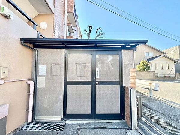 【ゴミ置き場】使いやすさに配慮した共用ゴミ置場で、常に清潔に保たれています。
