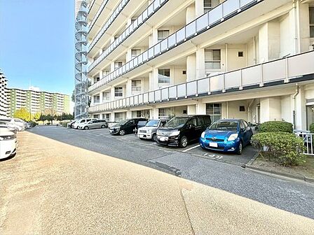 【駐車場】ファミリーカーも悠々駐車できるスペースです。お車好きにはたまらないですね!
