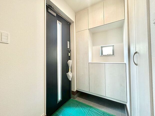 【玄関】明るく開放的な玄関です。収納も豊富なので、靴が多くてもスッキリ収納できます!