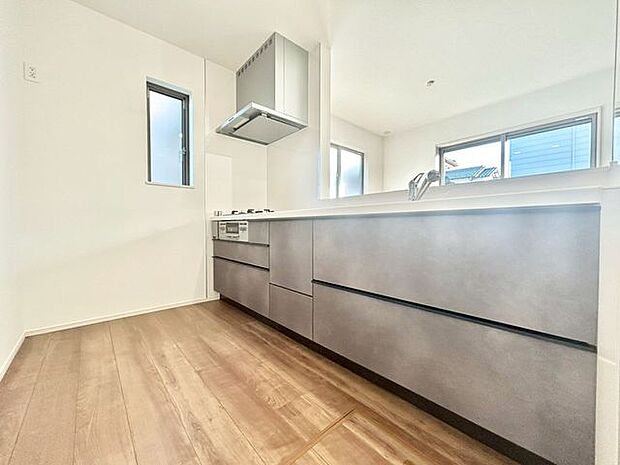 【キッチン】家族の会話が弾む対面キッチン。使いやすい動線で毎日の料理が楽しくなる空間です!