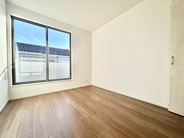 【洋室】明るく広々としたベッドルームは、一日の始まりと終わりを快適に過ごせます!