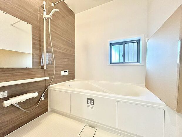 【浴室乾燥機】浴室暖房付なので洗濯物を乾かしたり、冬場の浴室でも快適に過ごせます!