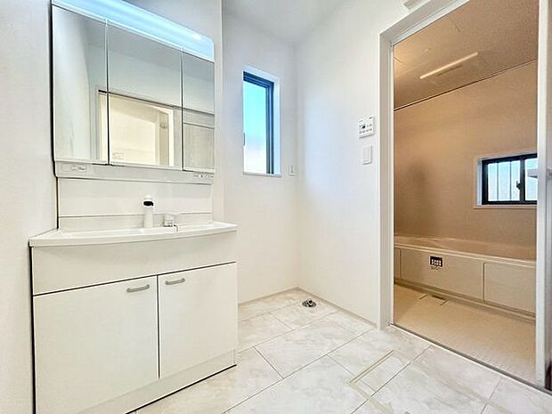 【洗面台】清潔感のある快適空間です。毎日の身支度も気持ち良くお使い頂けます。