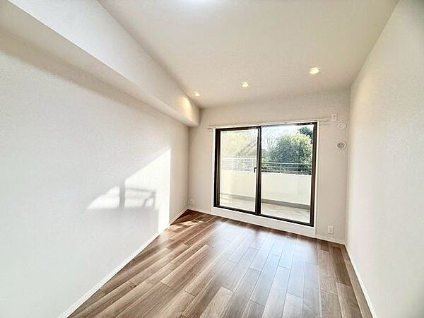 【洋室】明るく広々としたベッドルームは、一日の始まりと終わりを快適に過ごせます！