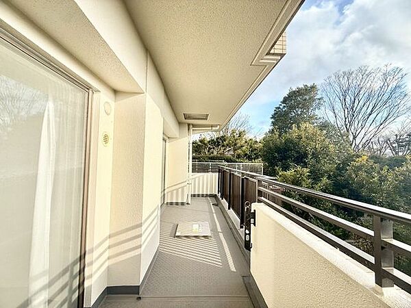 【バルコニー】暖かい陽ざしが差込むバルコニー。晴れた日には洗濯物が良く乾きます！