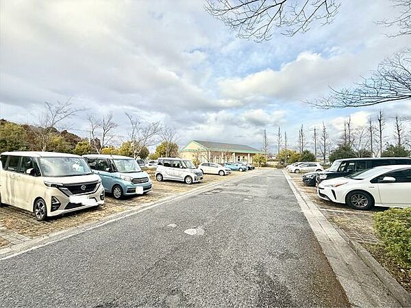 【駐車場】ファミリーカーも悠々駐車できるスペースです。お車好きにはたまらないですね！