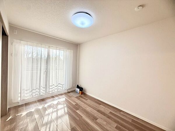 【洋室】全居室に収納を完備しておりますので、自分好みのお部屋にカスタマイズ可能です！