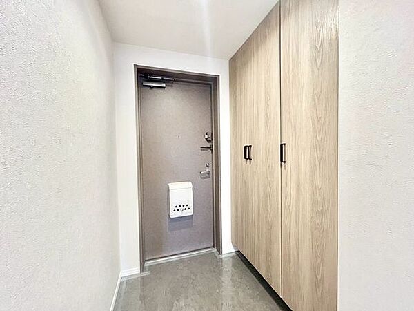 【玄関】明るく開放的な玄関です。収納も豊富なので、靴が多くてもスッキリ収納できます！