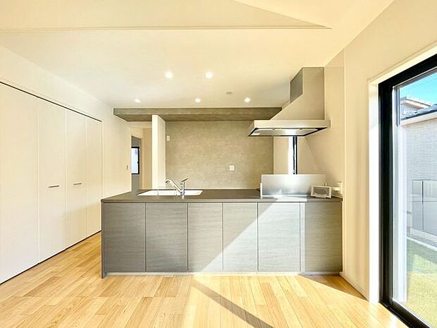 【キッチン】家族の会話が弾む対面キッチン。使いやすい動線で毎日の料理が楽しくなる空間です!