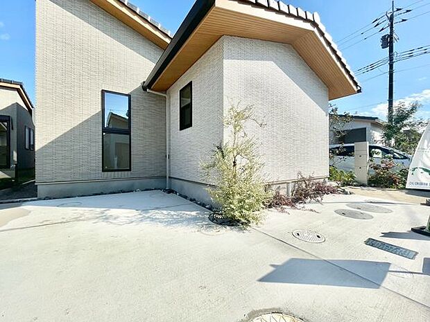 【駐車場】ファミリーカーも悠々駐車できるスペースです。お車好きにはたまらないですね!