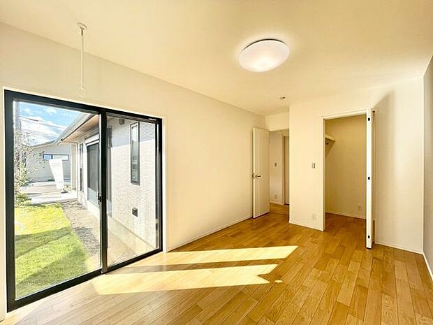 【洋室】全居室に収納を完備しておりますので、自分好みのお部屋にカスタマイズ可能です!