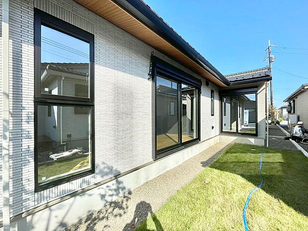 【お庭】家族で使える広々としたお庭です。ガーデニングやBBQにも最適です!