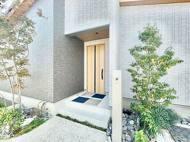 【玄関】明るく開放的な玄関です。収納も豊富なので、靴が多くてもスッキリ収納できます!