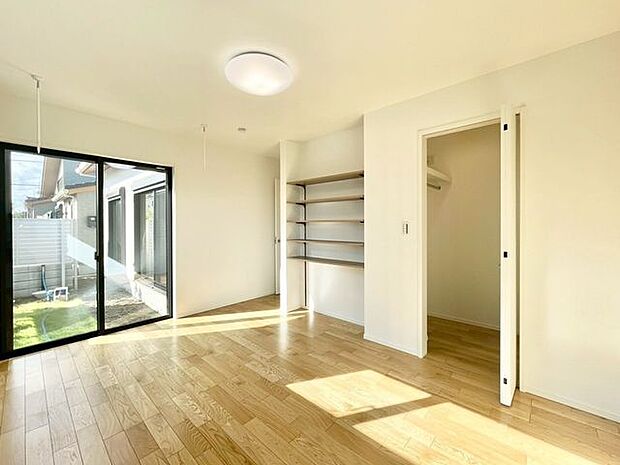 【洋室】全居室に収納を完備しておりますので、自分好みのお部屋にカスタマイズ可能です!